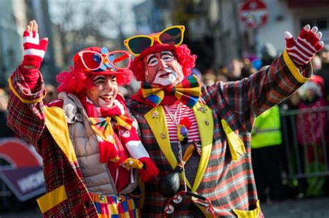 Der kölner karneval ist als rheinisches volksfest weithin bekannt und beliebt. Es heißt endlich: "Kölle Alaaf! Hol´ die Karneval Kostüme ...