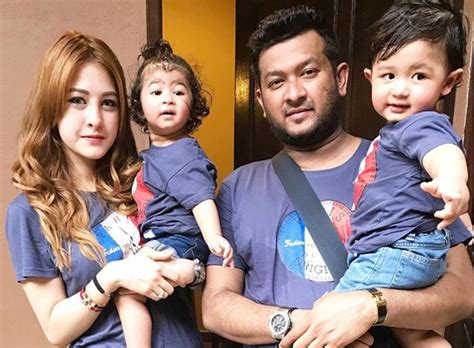 Gadis abg tudung melayu bugil. 9 Selebriti Popular Yang Memiliki Anak Kembar Comel