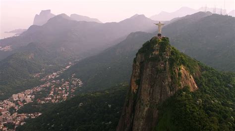 Das brasilianische bergland weist wälder, grasfluren und strauchsteppen auf. Cristo Redentor and the Brazilian Highlands from a ...
