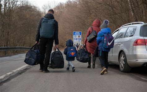 Українські біженці в ЄС зможуть жити і працювати до років РБК Украина