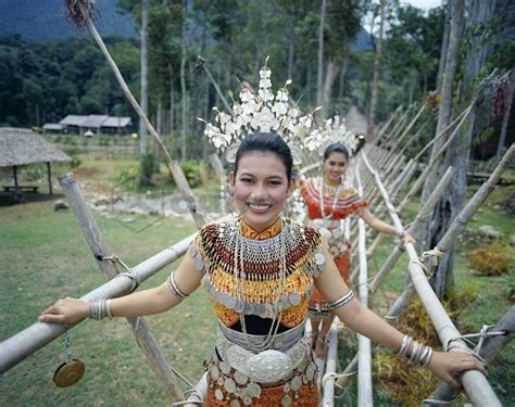 Malaysia Sarawak Cultural Villagewood Bridge Iban Frauen Folklore