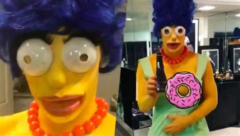 Colton Haynes Mascherato Da Marge Simpson Per Halloween Video Archivio Biccyit