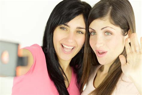 Twee Jonge Vrouwen Die Selfie Het Glimlachen Vriendschap Nemen Stock