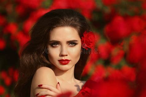 all aperto ritratto della donna naturale di bellezza in rose rosse sensuale fotografia stock