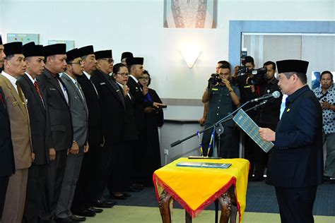 Obyek permohonan memberikan batas usia yang mereduksi sifat pemilihan yang demokratis itu karena akan ada golongan muda yang tersingkirkan dari kontestasi politik dan rakyat tidakk bebas. Berikut Nama-Nama Pejabat Pengawas yang Dilantik Bupati ...