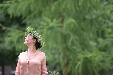 Gambar Pohon Menanam Wanita Halaman Rumput Bunga Musim Semi Hijau Mode Taman