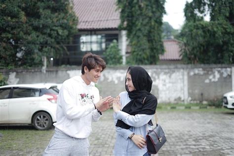 Terlepas dari benar tidaknya kisah dalam video youtube harris vriza itu, pesona syahra larez memang mencuri perhatian. 10 Potret Menawan Pacar Rizky Billar, Syahra Larez Saat ...