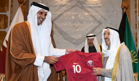 أمير قطر يهدي سمو الأمير قميص المنتخب القطري