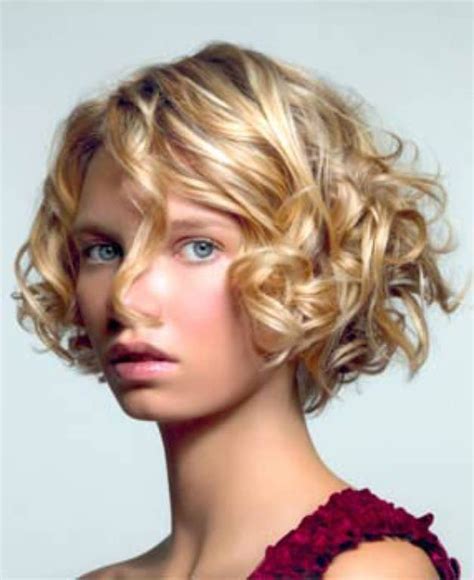 Corte bob para cabellos rizados paso a paso y en directo. Peinados a la Moda: Nuevas Ideas de estilo Bob rizado - 2013