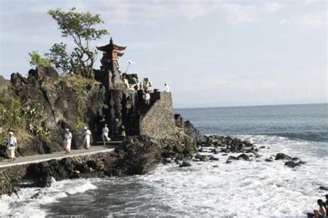 Pura Batu Bolong Di Lombok Daya Tarik Sejarah Dan Rute
