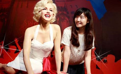 Fan Trung Quốc đùa Nghịch Tượng Sáp Marilyn Monroe