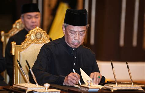Perdana menteri malaysia muhyiddin yassin dicecar seruan untuk mengundurkan diri, senin (26/10/2020). Muhyiddin Angkat Sumpah Perdana Menteri Kelapan - Pejabat ...