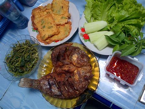 Namun, karena bosan selalu digoreng, saya mencari variasi olahan ikan kakap lainnya. campur-campur: Menu Sederhana Ikan Goreng, Ca kangkung ...