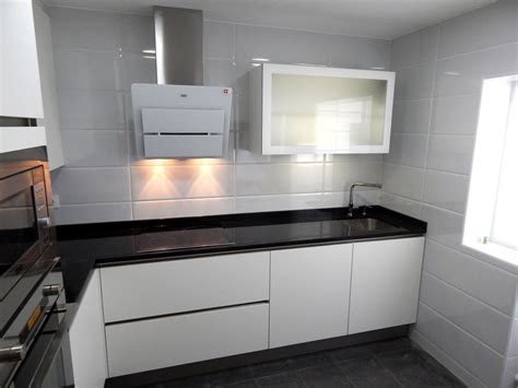 Cuando las puertas no se ven interrumpidas por tiradores, las cocinas es habitual que estos muebles cuenten con perfiles biselados, conformando un tirador muy disimulado tipo uñero o gola, de uso especialmente sencillo y. cocinasalemanas.com | Muebles de cocina especialistas en ...