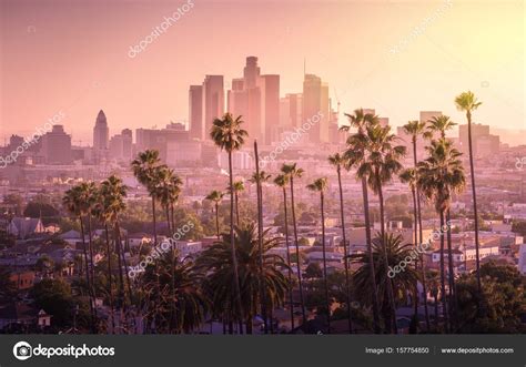 Beautiful Sunset Of Los Angeles Downtown Skyline And Palm Trees — Stock