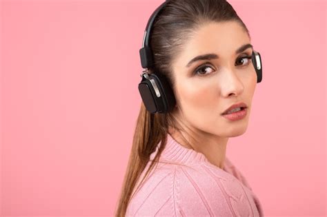 Jovem Mulher Atraente Ouvindo M Sica Em Fones De Ouvido Sem Fio Usando