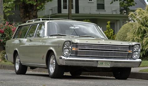 1966 Ford Country Sedan. I love old muscle car station wagons. #Fordclassiccars | Station wagon