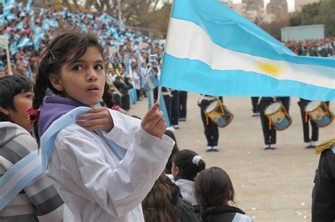 Así mismo forma parte de los 4 símbolos nacionales de la fue izada por vez primera el 27 de febrero de 1812 en la ciudad del rosario. Villa del Rosario Net - ¿Por qué se conmemora el 20 de ...