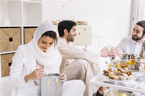 عيد الفطر‎ ) is a day of feasting. Eid al-fitr concept met een groep vrienden | Gratis Foto