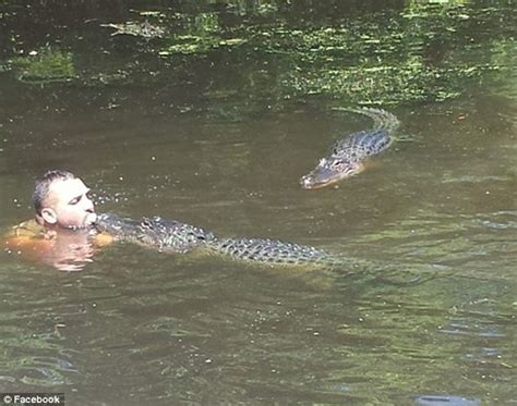 Tourists Video Shows Louisiana Swamp Tour Guide Feeding Alligators