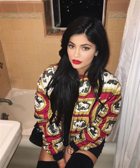 Kylie Jenner Shares Step By Step Make Up Tutorial For Recreating Her