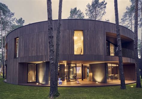 Mobius Architekcis Circle House Blends With The Surrounding Pine Forest