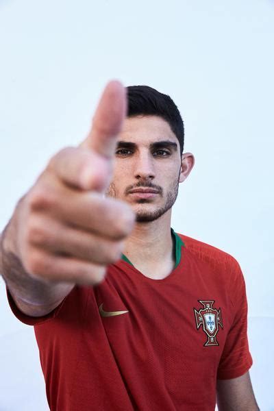 Apoiamos a seleção nacional de futebol, e seleção nacional начал(а) читать. Nike apresenta novos equipamentos da Seleçao Nacional