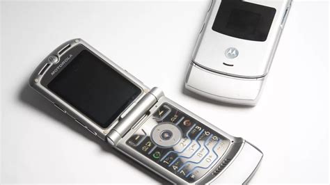 motorola-razr-expected-to-launch-next-month-with-a-foldable-display-soyacincau-com