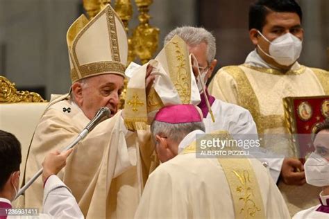 Pope Francis Mitre Photos And Premium High Res Pictures Getty Images