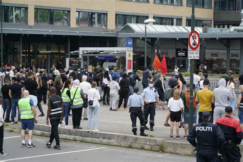 Hundrevis av motdemonstranter møtte opp på tøyen lørdag. Småbarnsforeldre reagerte på anti-rasistisk mot ...