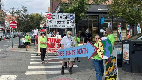Climate Action Rhode Island Takes On Thayer Street To Protest Jpmorgan