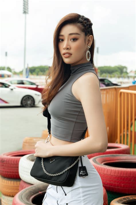 Khánh vân xuất hiện với diện mạo vô cùng nền nã và xinh. Hoa hau Khanh Van2 · SaoStyle
