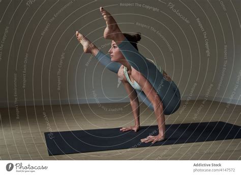Fröhliche Sportlerin Die Ihre Konzentration Bei Der Yoga Pose