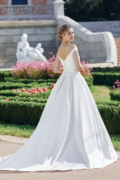 Die vhs wuppertal kann mit einem breit gefächerten kursprogramm aufwarten und ist eine wichtige einrichtung der erwachsenenbildung für. Prinzessin Brautkleid Cinderella Brautmode Köln/Wuppertal ...