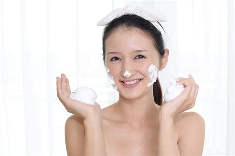 Prodct yang pertama di malysia menggunakan teknologi terbaru dari korea!!! Cara Memilih Sabun Muka Yang Tepat Untuk Kulit Wajah ...