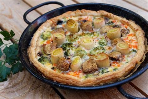 Para este gratinado de verduras, un poco inusual, vamos a tener tres verduras en capas, coliflor, brócoli y berenjenas, luego dos quesos para el sabor y el aspecto gratinado, comté y époisse. Quiche de verduras, una receta imprescindible en la cocina