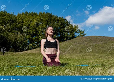 mulher nova do yogini que senta se em joelhos foto de stock imagem de atrativo caucasiano