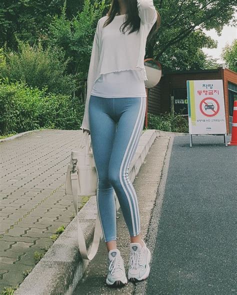 instagram의 ᴅᴀɪʟʏ ᴀᴠʀɪʟ ˃̵͈̑ᴗ˂̵͈̑님 “ 아디다스레깅스 이 모델은 깔별로 다모았다😇 ☁️하늘☁️색 아디다스 레깅스 입고 ☁️하늘☁️공원 걷는 영상