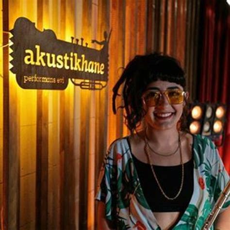 Aslen nereli ve kaç yaşında? Melek Mosso - Umrumda Değil ( Akustikhane Performans Evi ...