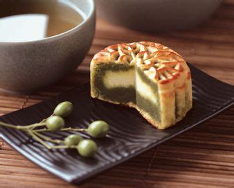 The food is always super hot and fresh and delicious! Go to MoonCake Festival !! | Asian desserts, Moon cake, Food