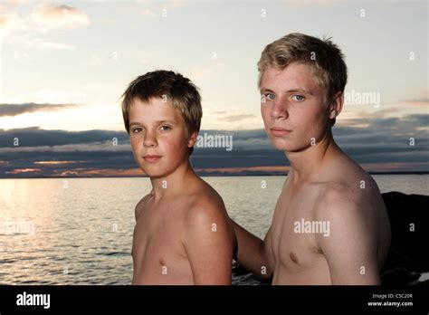 Porträt Zweier Nackter Oberkörper Jungen Gegen Das Meer Am Strand