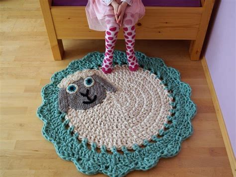Obwohl dieser schaf teppich zweifelsfrei einen etwas erhöhten runden preis im vergleich zu den konkurrenten hat, spiegelt sich dieser motiven preis ohne. Häkelanleitung Teppich Schaf aus Schafwolle