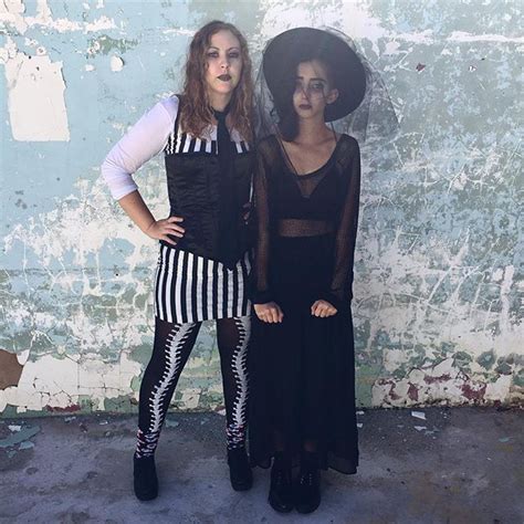 Beetlejuice is a 1988 american fantasy comedy film directed by tim burton, produced by the geffen company, and distributed by warner bros. Beetlejuice and Lydia | Couples costumes, Lydia deetz ...