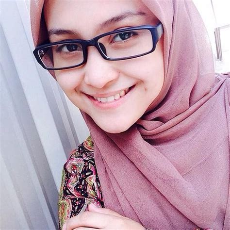Zaman sekarang ni of course kita nak cari frame yang bergaya kan terutamanya wanita bertudung. Gadis Cantik Pakai Cermin Mata | Azhan.co