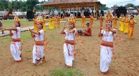 Pada tahun 2005, organisasi kebudayaan, saintifik & pendidikan pbb (unesco) telah mengisytiharkan seni makyong sebagai warisan kebudayaan dunia. 11 Tarian Tradisional Daerah Sulawesi Selatan, Gambar & Keterangannya