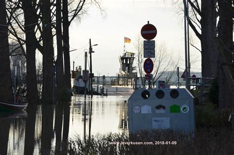 Viele hochwassergeschädigte benötigen aktuell offizielle bescheinigungen darüber, dass sie vom hochwasser beschädigt sind, um beispielsweise von einer reiserücktrittsversicherung. Leverkusen, Bild: Fähre im Hochwasser