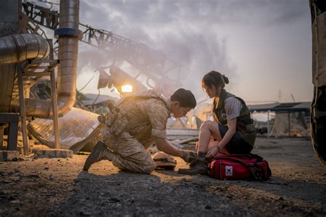 Captain yoo shi jin, team leader of the special warfare command unit, meets kang mo yeon, a volunteer doctor with doctors without borders. Descendants of the Sun: 5 Relationship Hacks - YMI