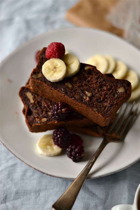 Aprenda a fazer esse saboroso bolo de banana para o seu café da tarde. Bolo de banana, nozes e chocolate - Compassionate Cuisine