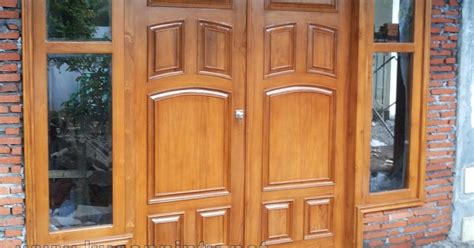 Pintu kupu tarung adalah merupakan pintu yang terdiri atas dua daun pintu yang jika dibuka akan menutup kembali yang digerakan oleh pegas. Model Daun Pintu Kaca Kupu Tarung