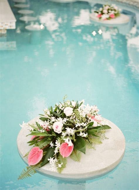 7 Breathtaking Ways to Dress Up a Pool for a Wedding Decorações da